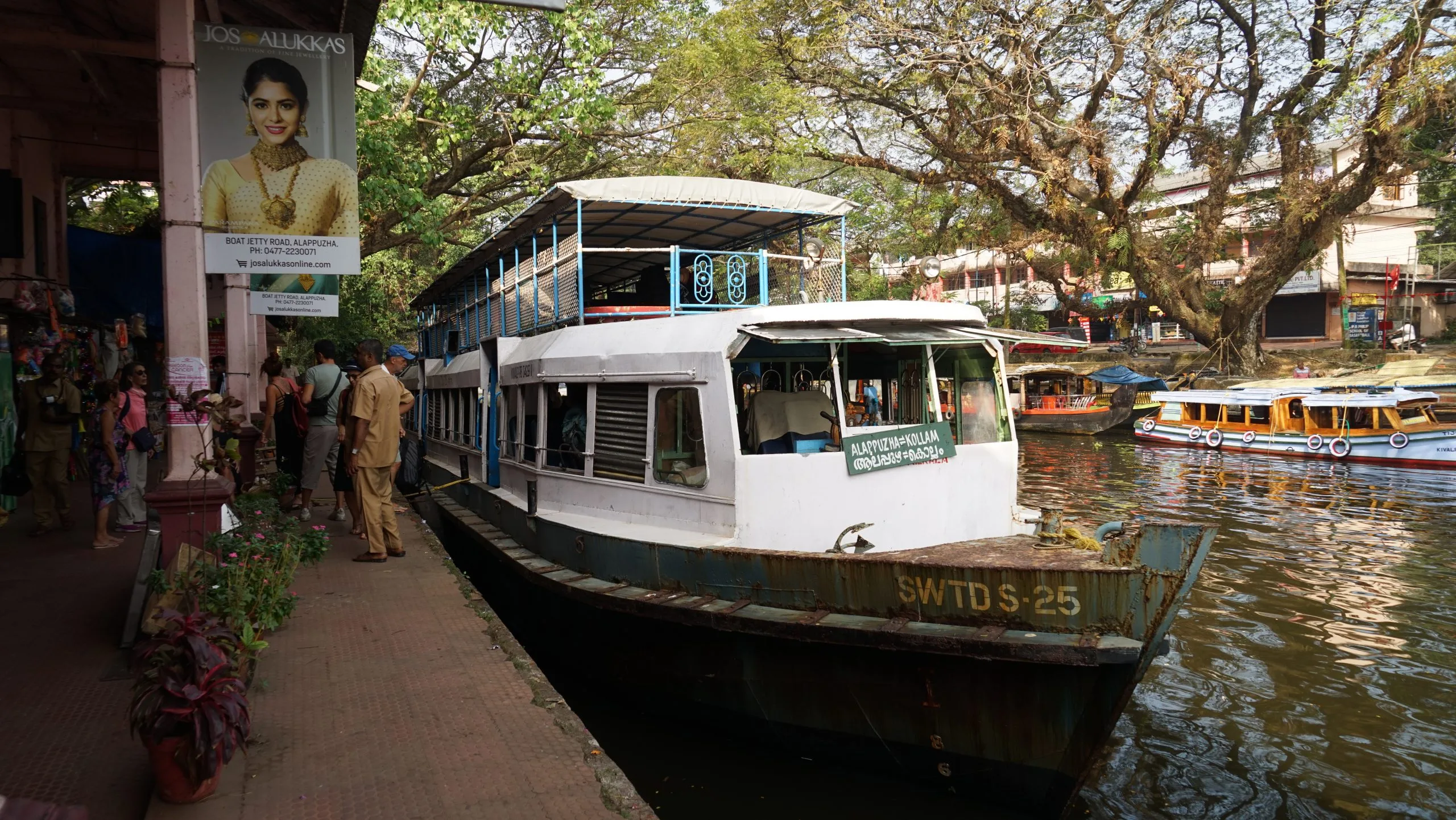 Kerala Ferry 1 Kerala ferry service iskelede
