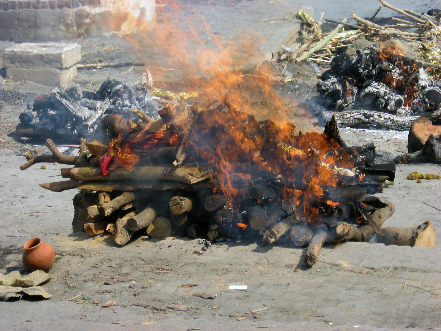 Ölü yakılan Ghatlar 2 varanasi.burning