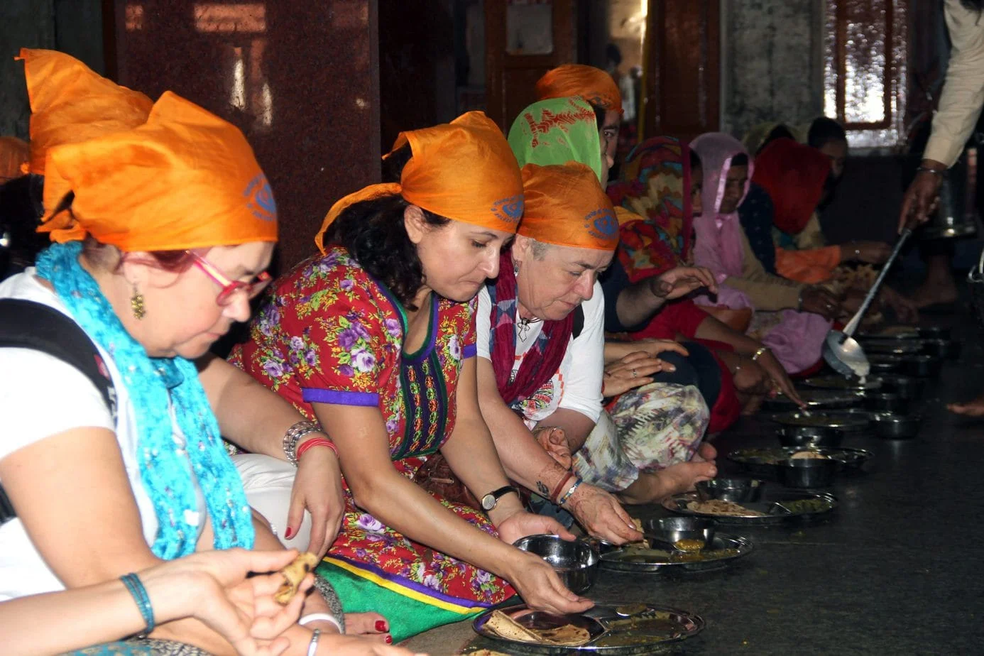 Langar yemek yiyenler