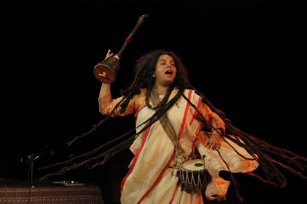 Baul_Parvati_Baul_performing_at_Bharat_Bhavan_Bhopal_(12)