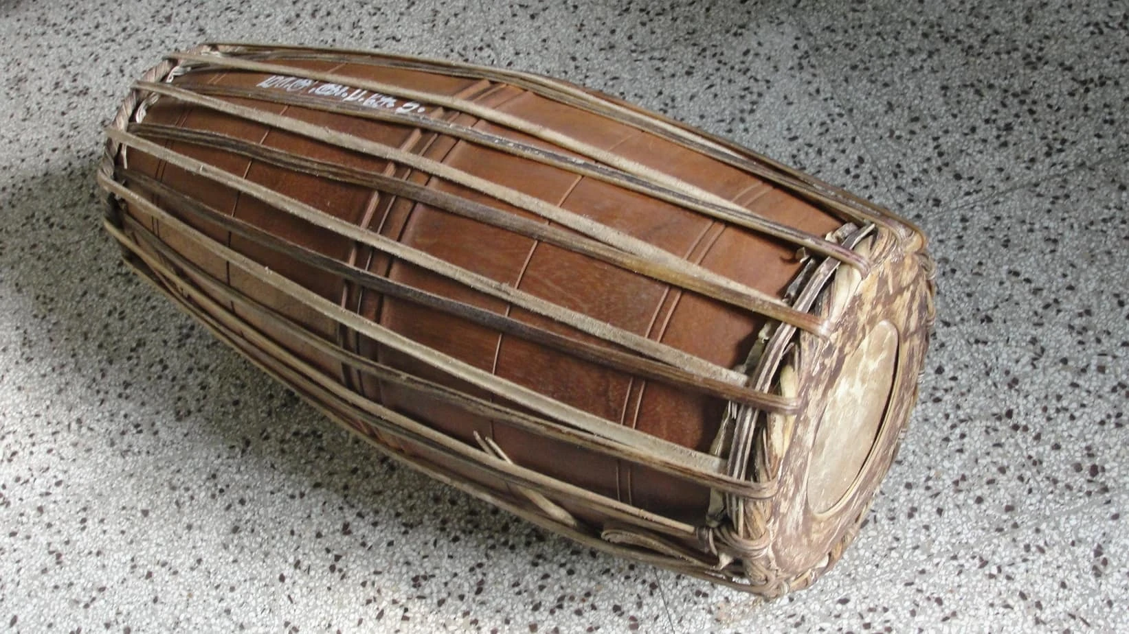 Mridangam bir davuldur