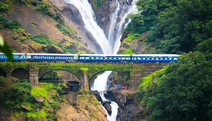 En Güzel Tren Yolculukları 6 Dudhsagar şelalesi ve tren