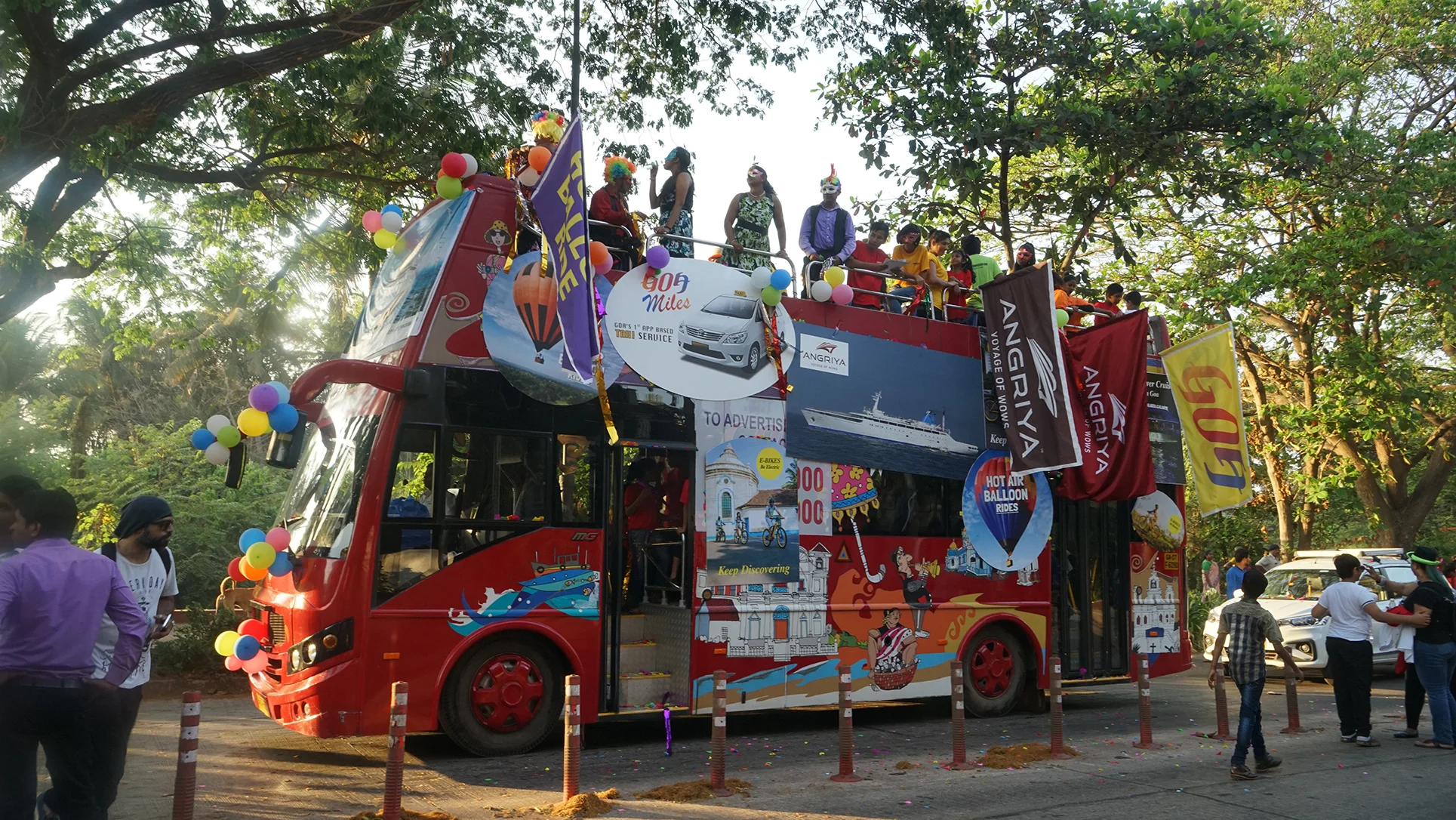 Hindistanda 10 İlginç Festival 6 Karnavaldan bir otobüs