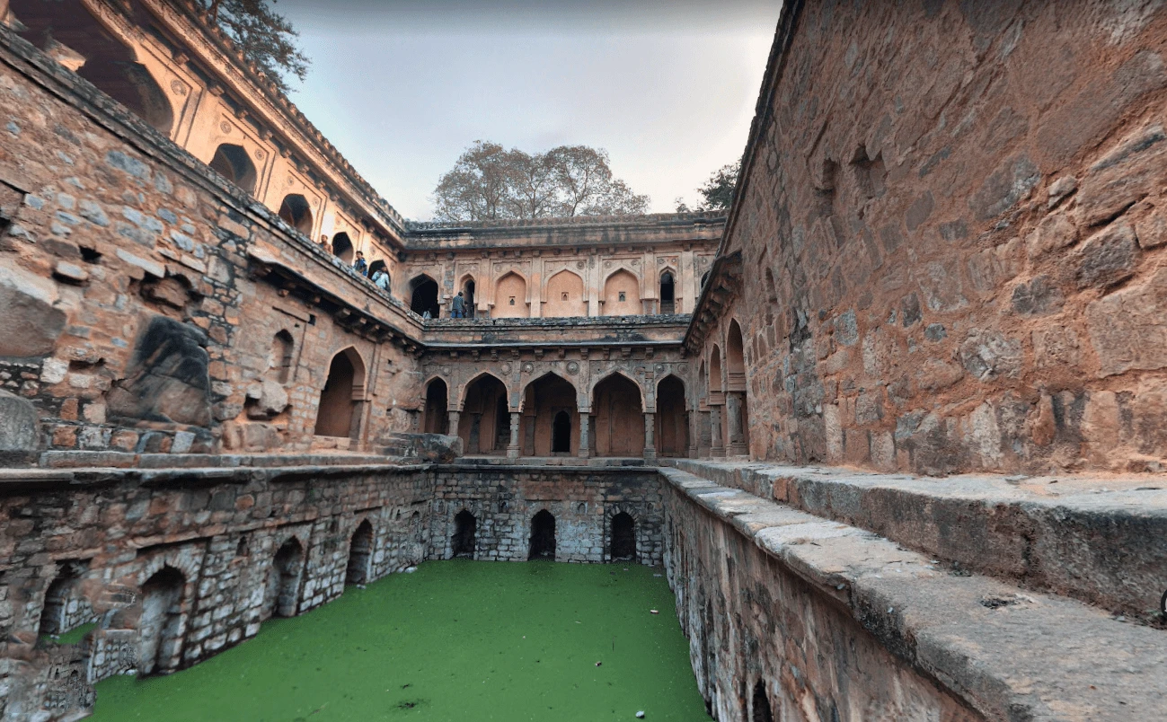 Rajon ki Baoli su kuyusu